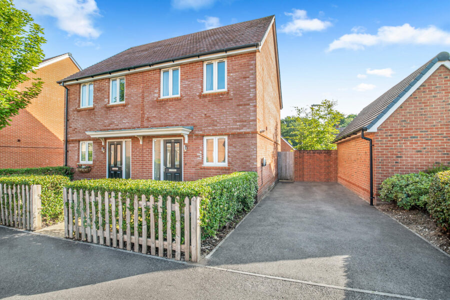 Saunders Way, Longacre