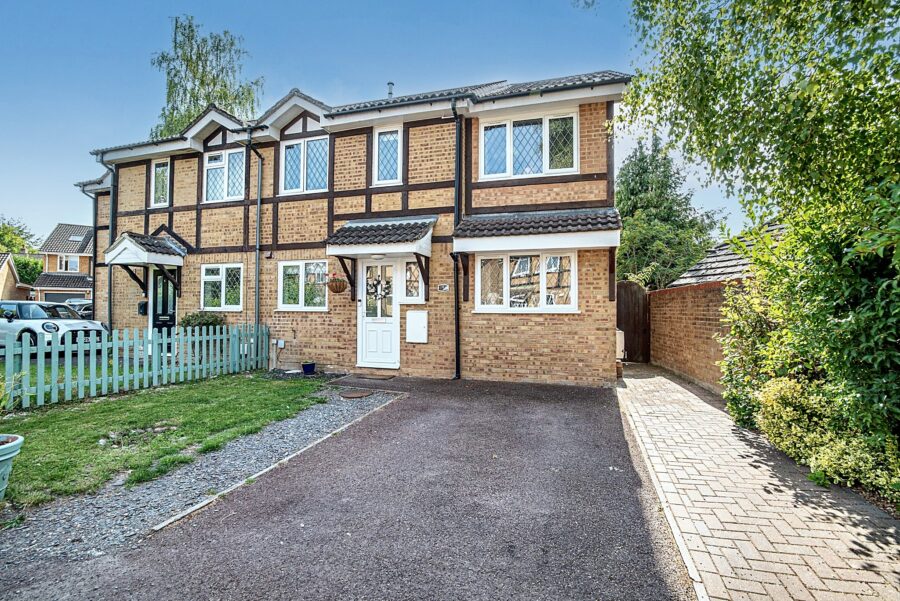 Corinthian Close, Hatch Warren