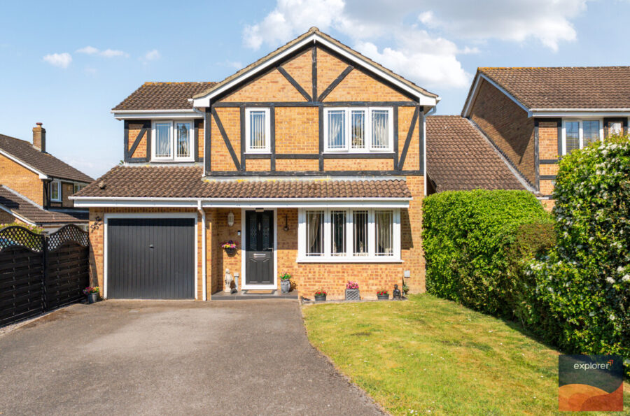 Corinthian Close, Hatch Warren