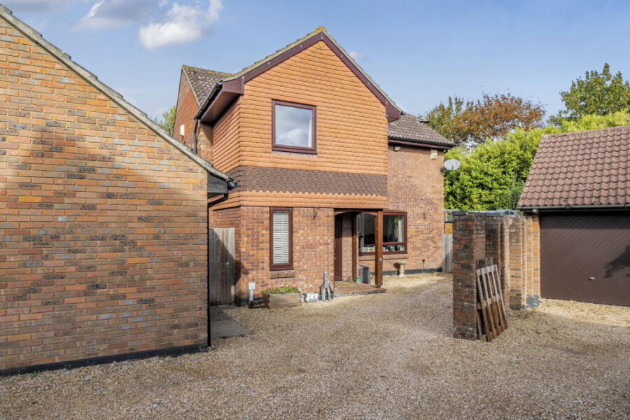 Little Fallow, Lychpit, RG24