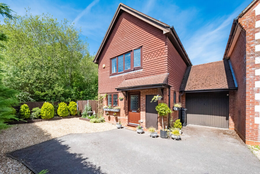 Baywood Close, Farnborough, GU14