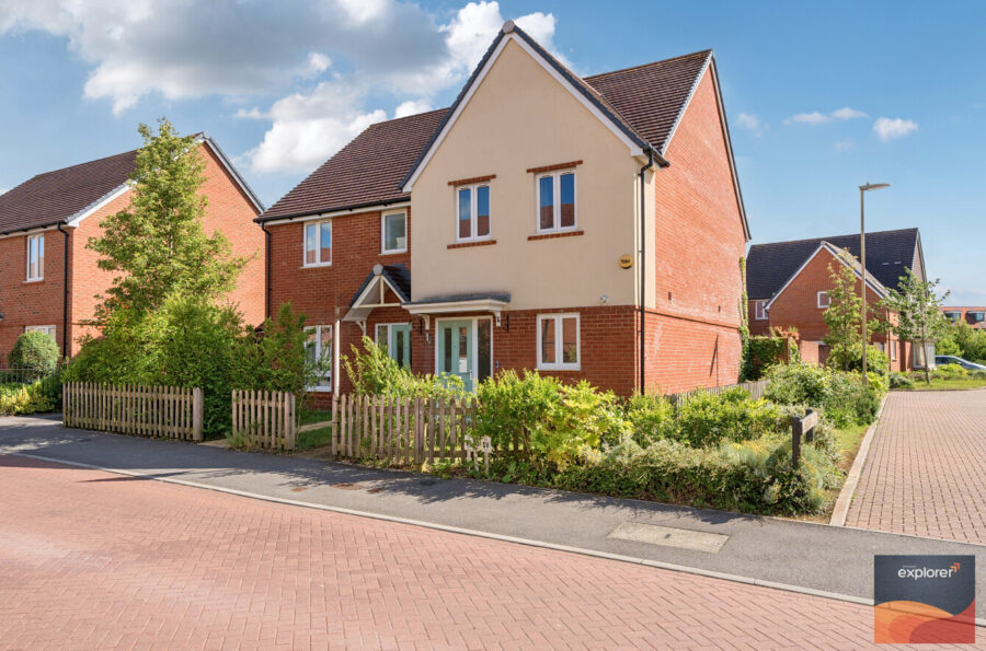 Saunders Way, Longacre