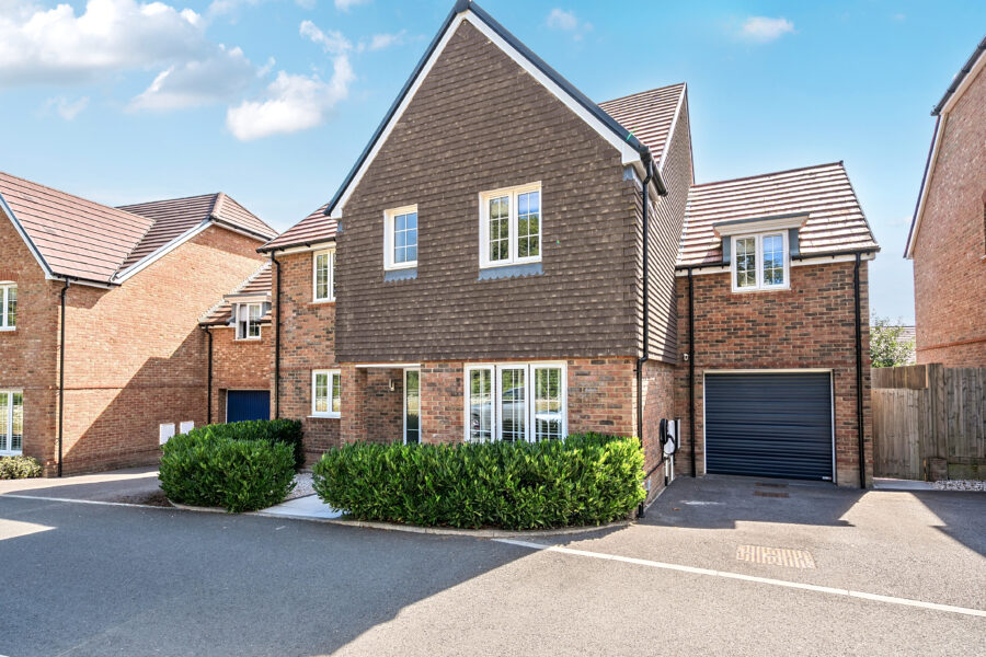 Saunders Way, Longacre