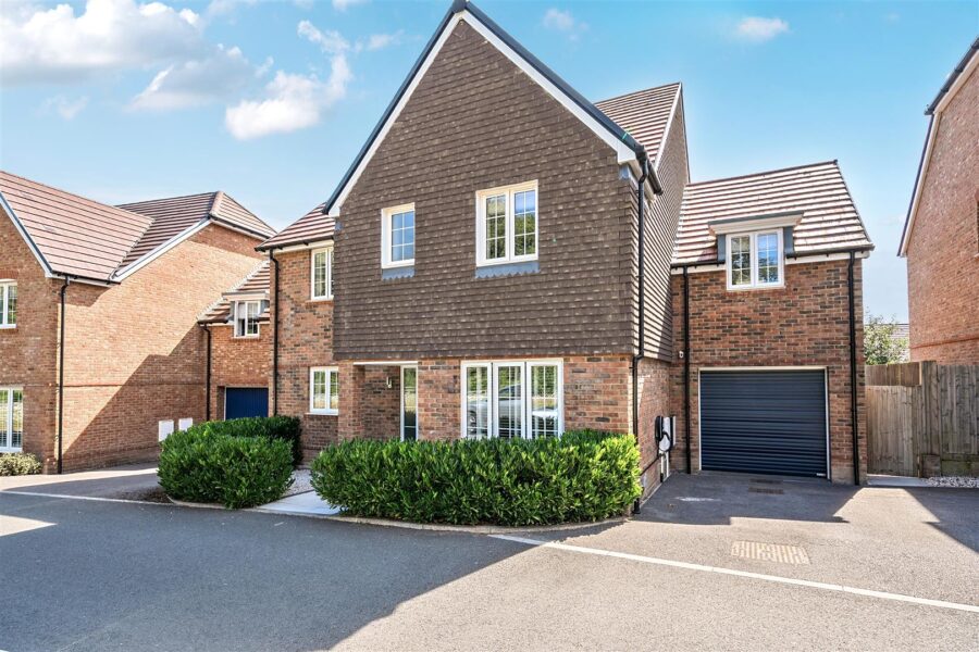 Saunders Way, Basingstoke, RG23