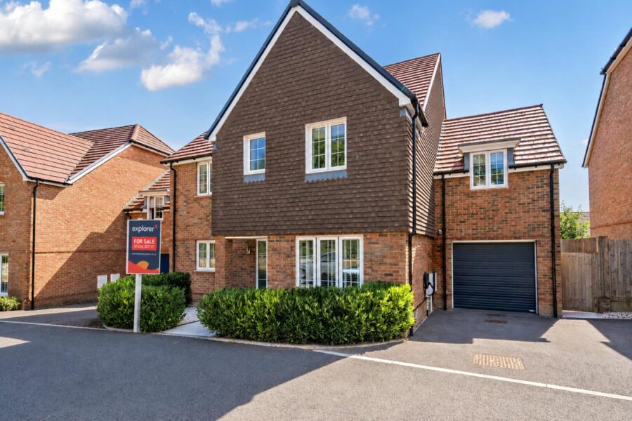 Saunders Way, Longacre